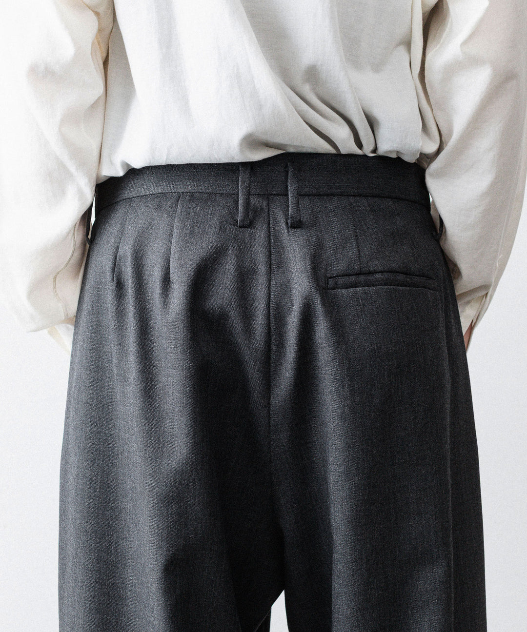 nakedgauge(ネイキッドゲージ)のWOOL GABARDINE 3PLEAT WIDE SLACKS - CHARCOAL GRAYの公式通販サイトsession福岡セレクトショップ