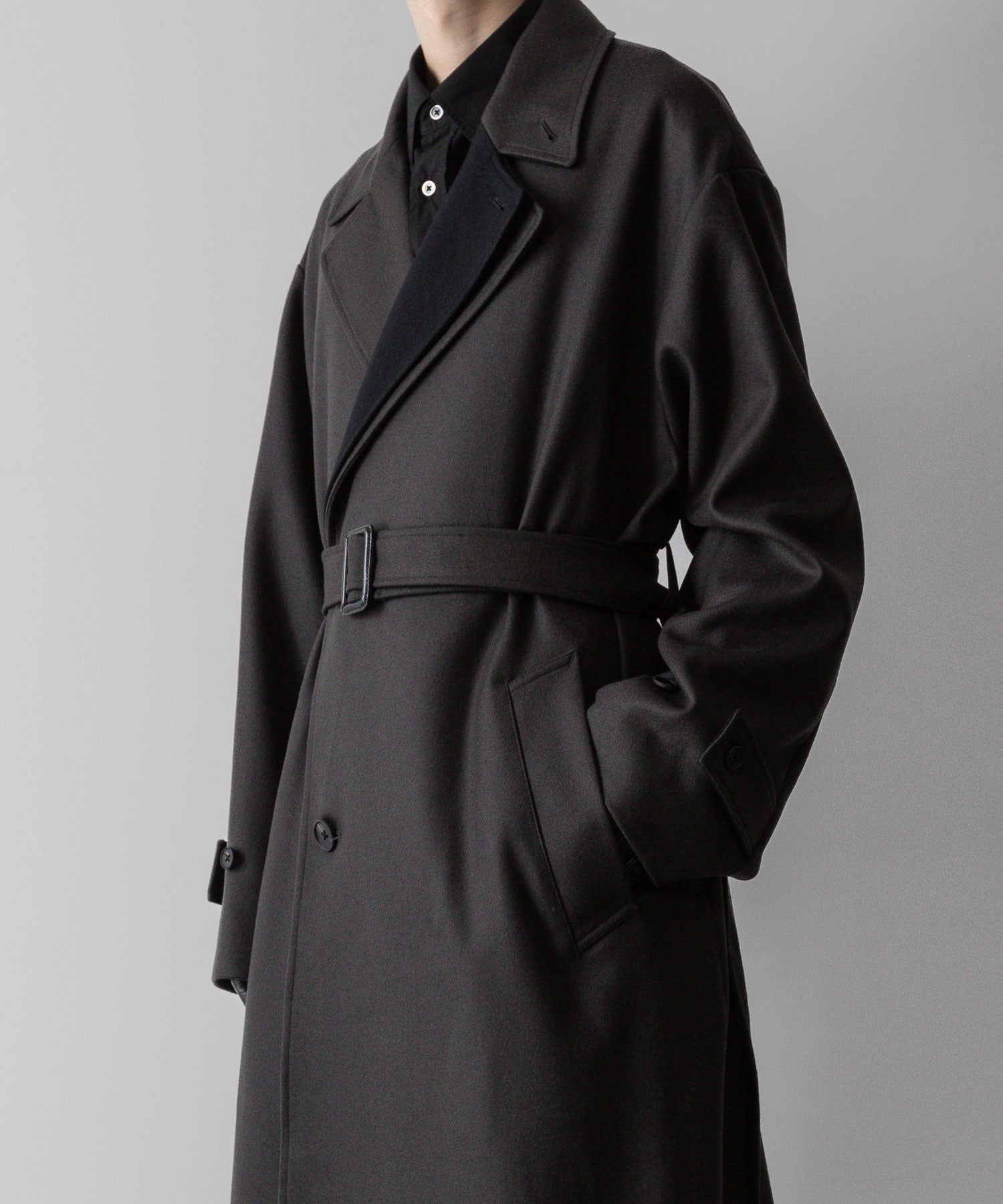 ssstein(シュタイン)の24AWコレクション DOUBLE LAPELED DOUBLE BREASTED COAT - GREY KHAKI × BLACK 公式通販サイトsession福岡セレクトショップ