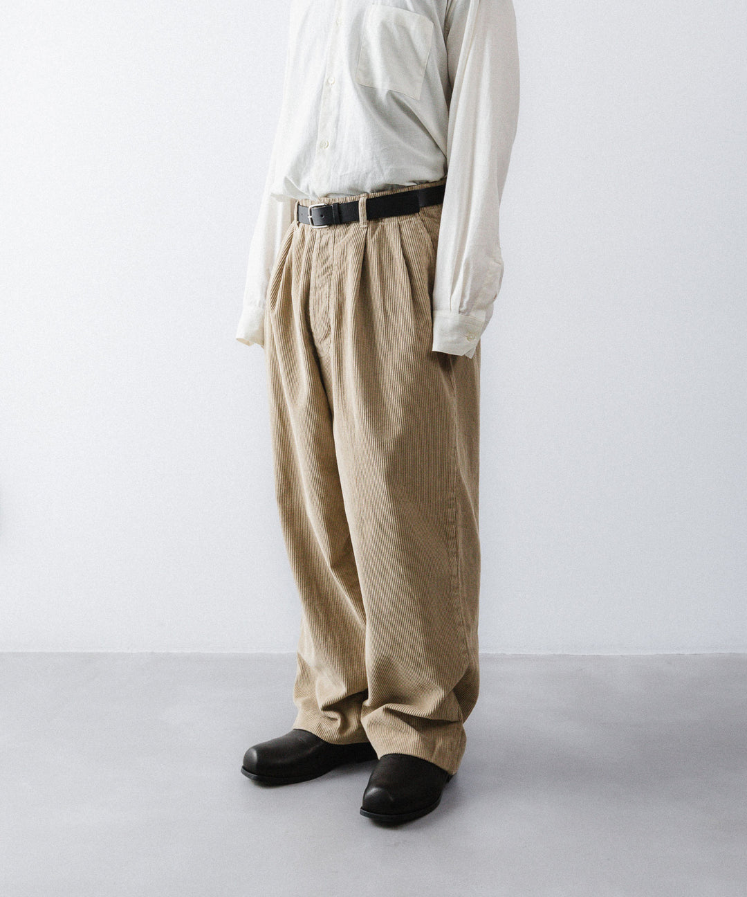 【concause】 CORDUROY WIDE TAPERED SLACKS - BEIGE