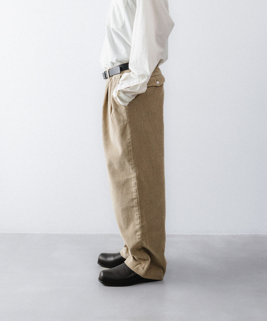 【concause】 CORDUROY WIDE TAPERED SLACKS - BEIGE