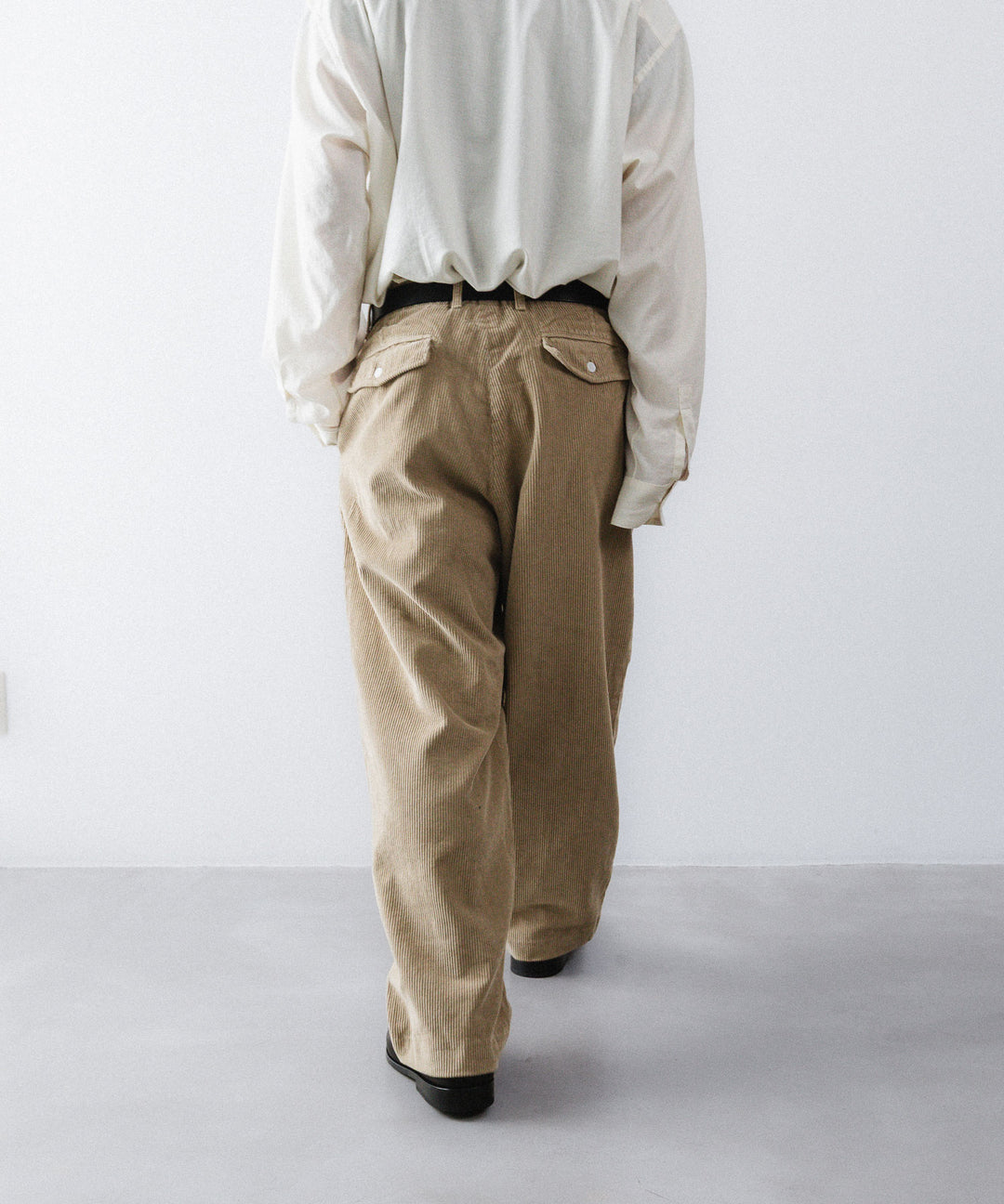 【concause】 CORDUROY WIDE TAPERED SLACKS - BEIGE