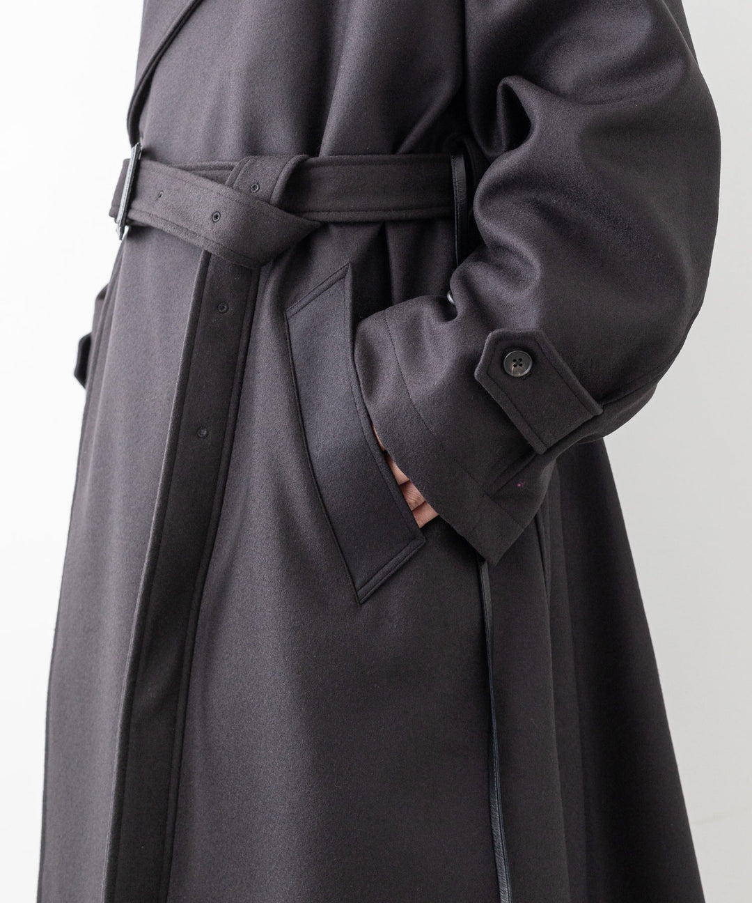 stein(シュタイン)の23AWコレクションOVERESIZED DOUBLE BREASTED COATのDARK CHARCOAL