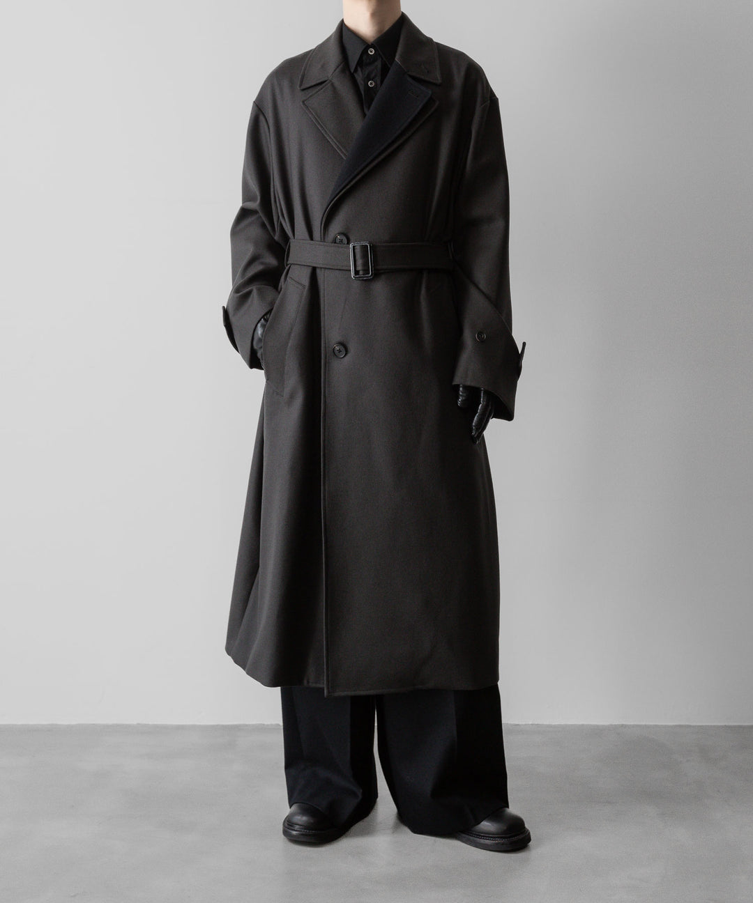 ssstein(シュタイン)の24AWコレクション DOUBLE LAPELED DOUBLE BREASTED COAT - GREY KHAKI × BLACK 公式通販サイトsession福岡セレクトショップ