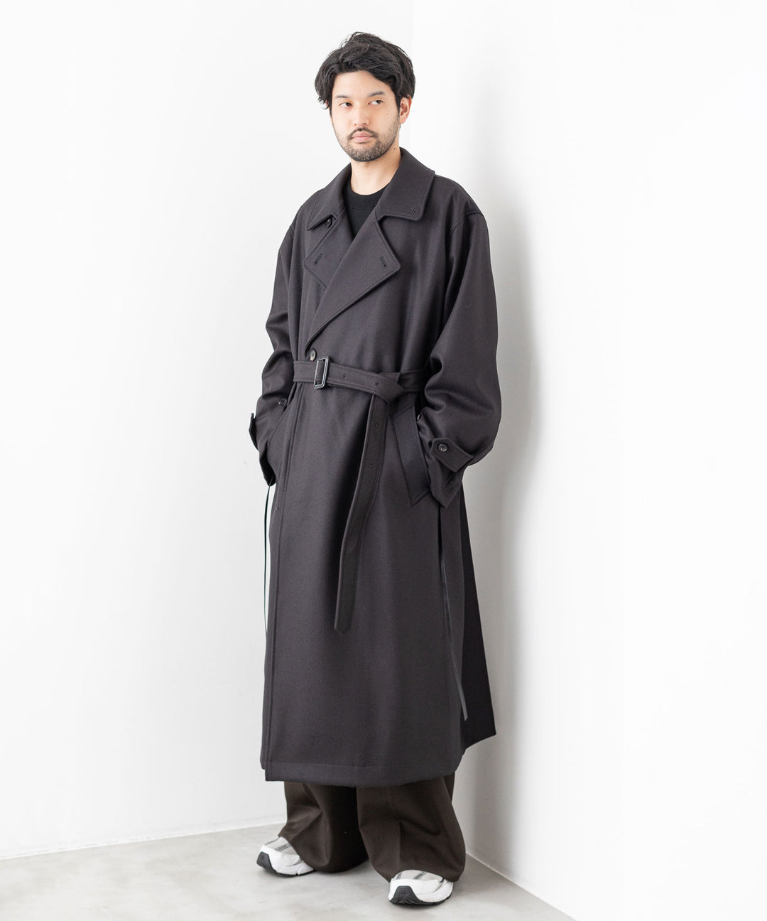 stein(シュタイン)の23AWコレクションOVERESIZED DOUBLE BREASTED COATのDARK CHARCOAL