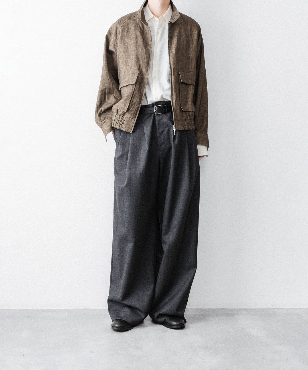 nakedgauge(ネイキッドゲージ)のWOOL GABARDINE 3PLEAT WIDE SLACKS - CHARCOAL GRAYの公式通販サイトsession福岡セレクトショップ