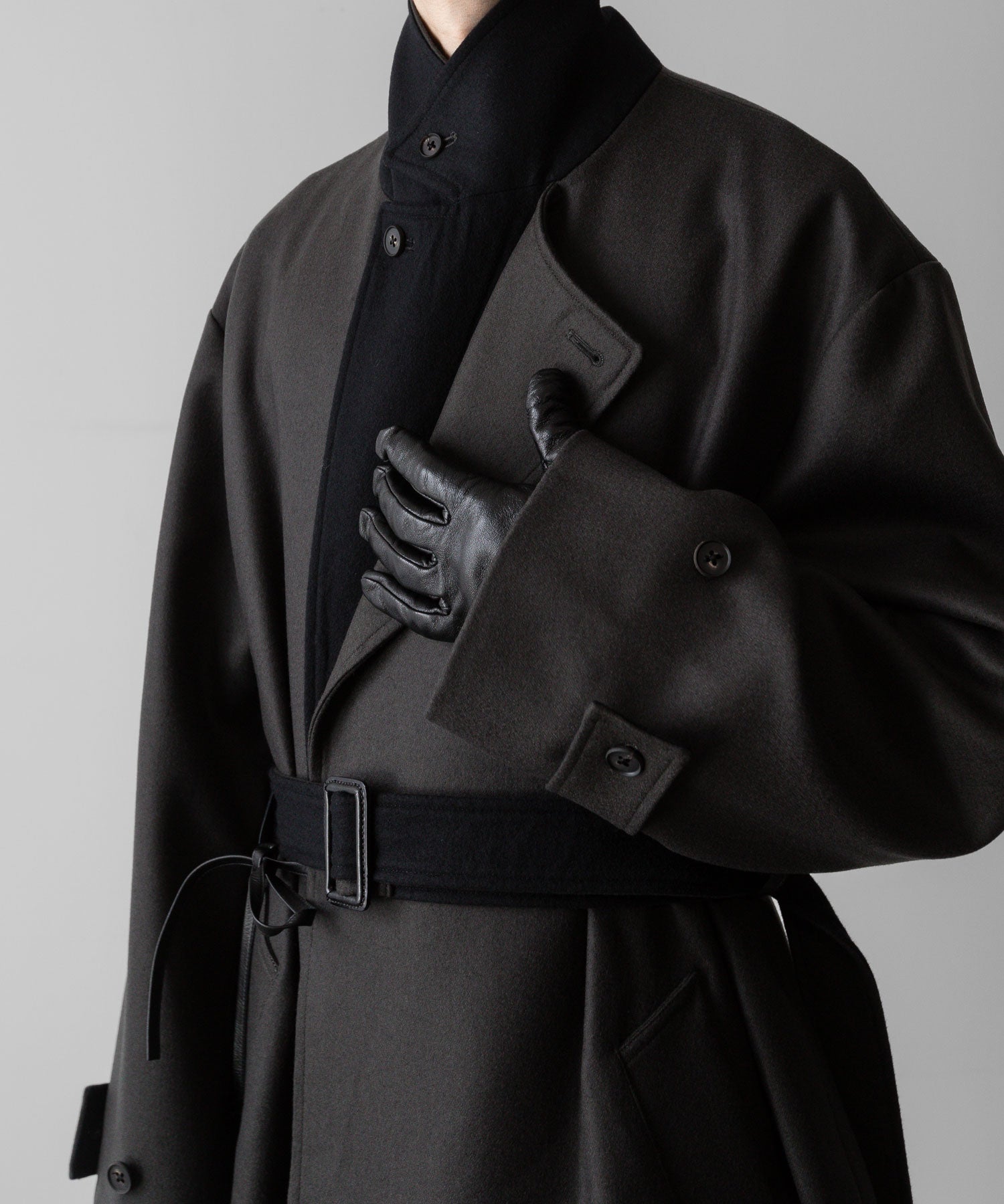 ssstein(シュタイン)の24AWコレクション DOUBLE LAPELED DOUBLE BREASTED COAT - GREY KHAKI × BLACK 公式通販サイトsession福岡セレクトショップ