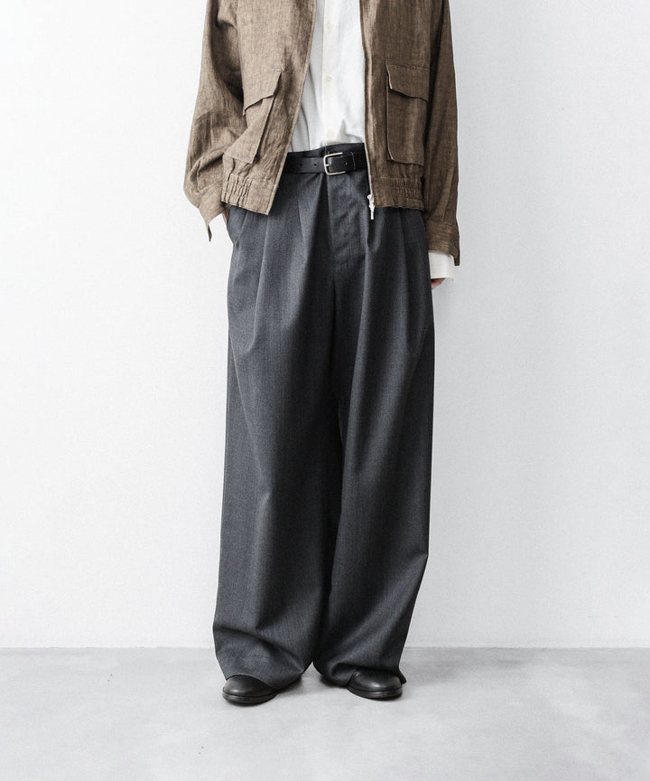 nakedgauge(ネイキッドゲージ)のWOOL GABARDINE 3PLEAT WIDE SLACKS - CHARCOAL GRAYの公式通販サイトsession福岡セレクトショップ