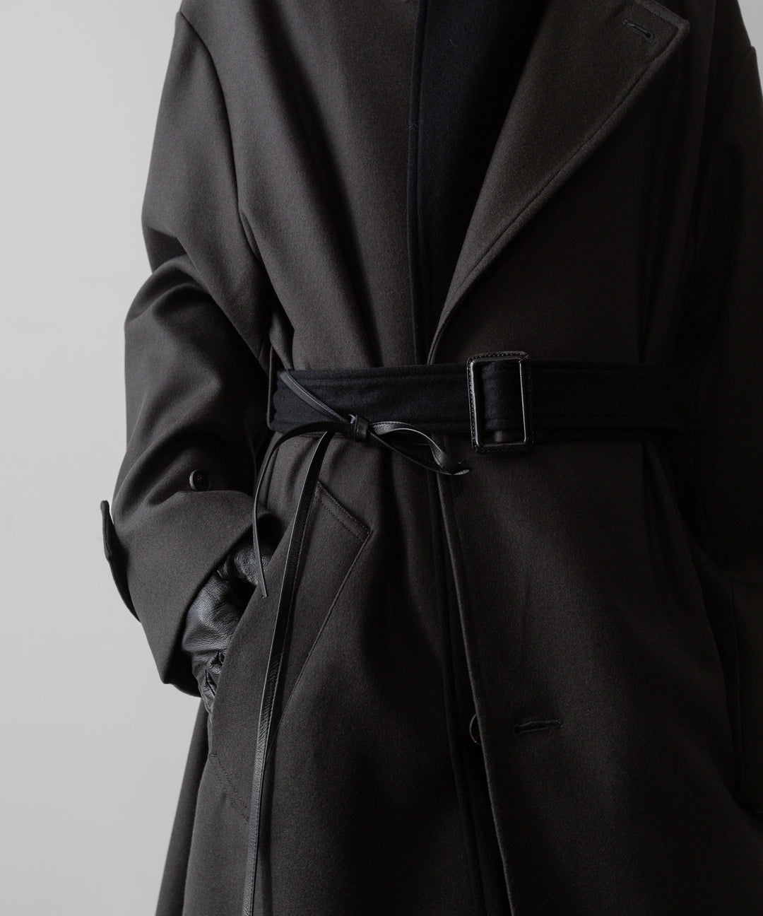 ssstein(シュタイン)の24AWコレクション DOUBLE LAPELED DOUBLE BREASTED COAT - GREY KHAKI × BLACK 公式通販サイトsession福岡セレクトショップ