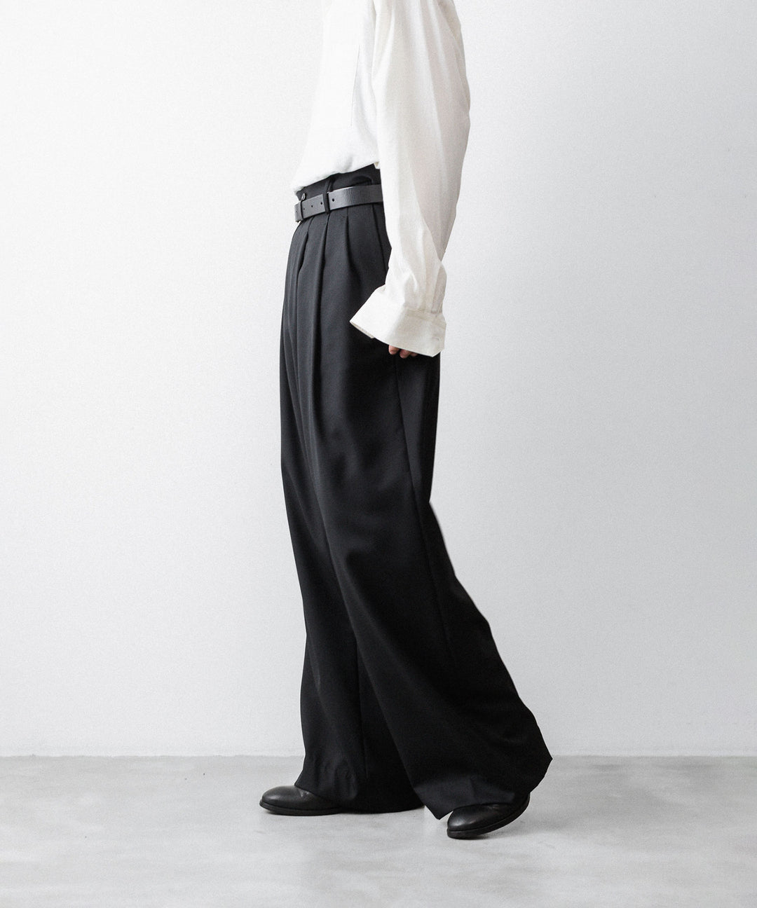 nakedgauge(ネイキッドゲージ)のWOOL GABARDINE 3PLEAT WIDE SLACKS - BLACKの公式通販サイトsession福岡セレクトショップ