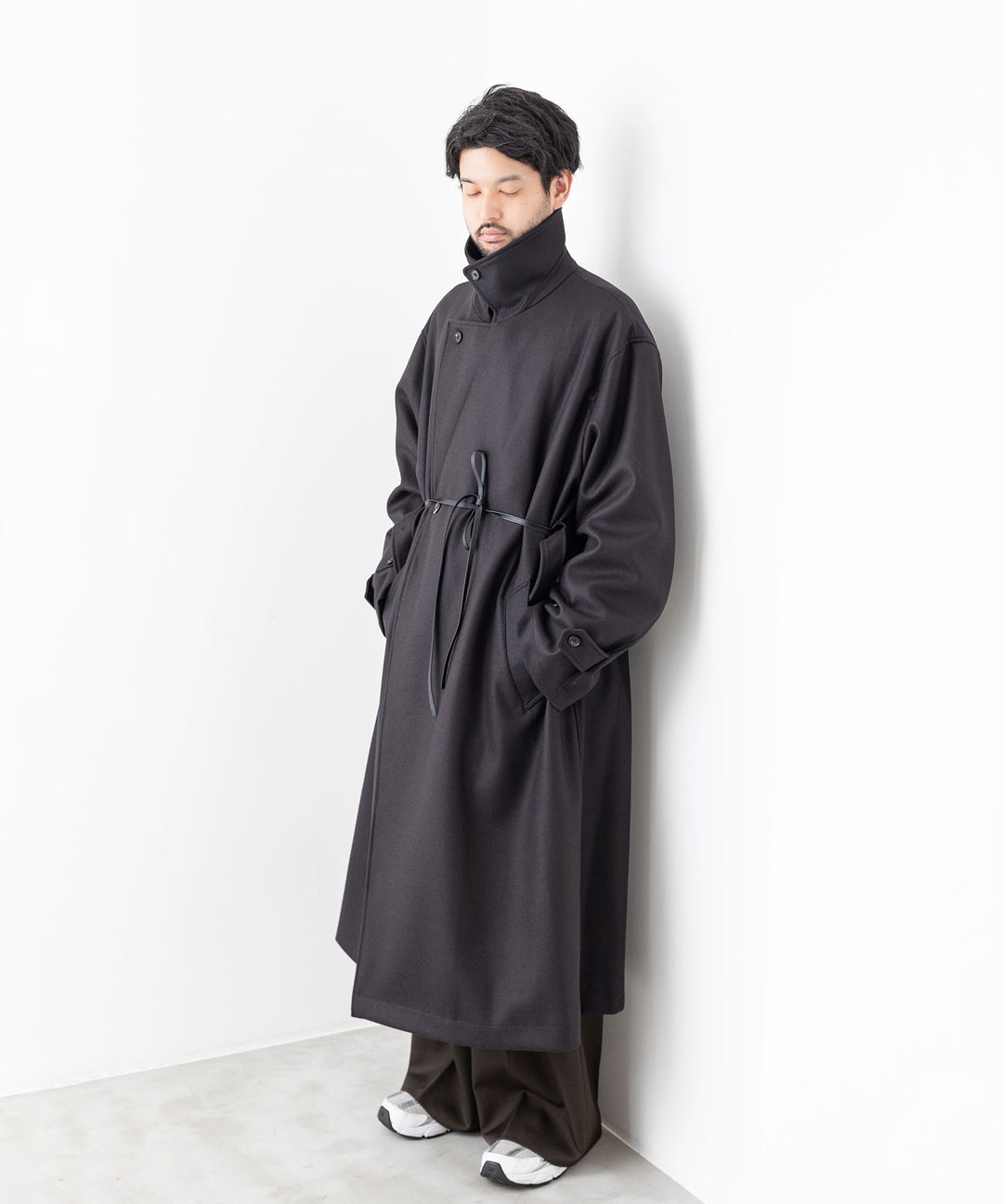 stein(シュタイン)の23AWコレクションOVERESIZED DOUBLE BREASTED COATのDARK CHARCOAL