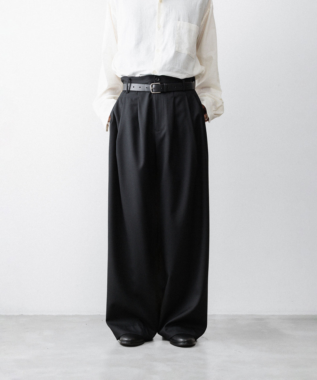 nakedgauge(ネイキッドゲージ)のWOOL GABARDINE 3PLEAT WIDE SLACKS - BLACKの公式通販サイトsession福岡セレクトショップ