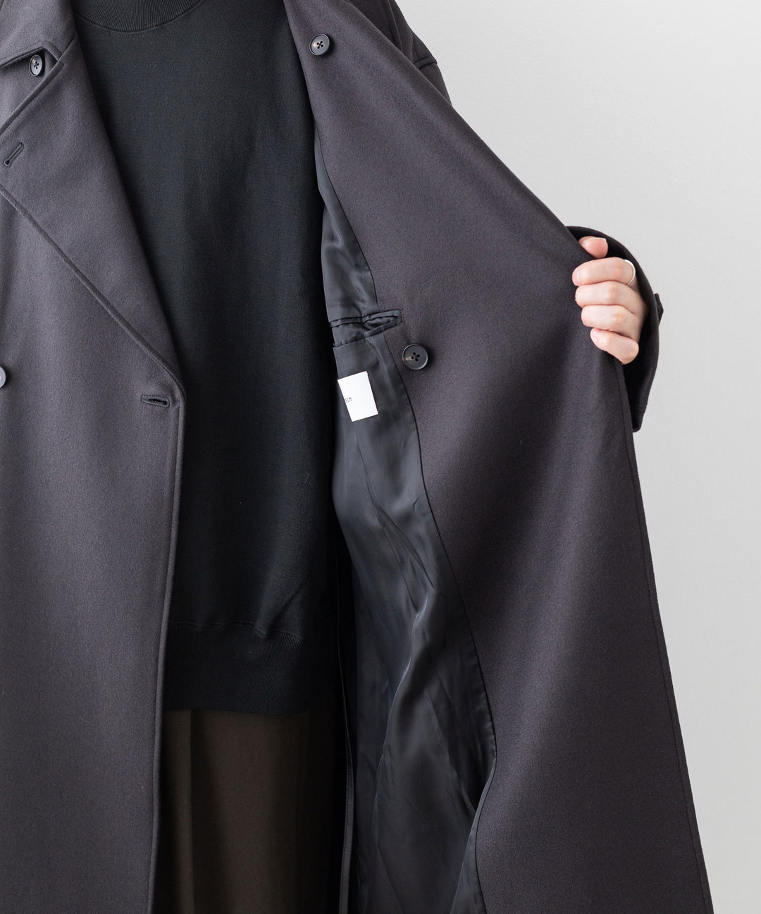 stein(シュタイン)の23AWコレクションOVERESIZED DOUBLE BREASTED COATのDARK CHARCOAL