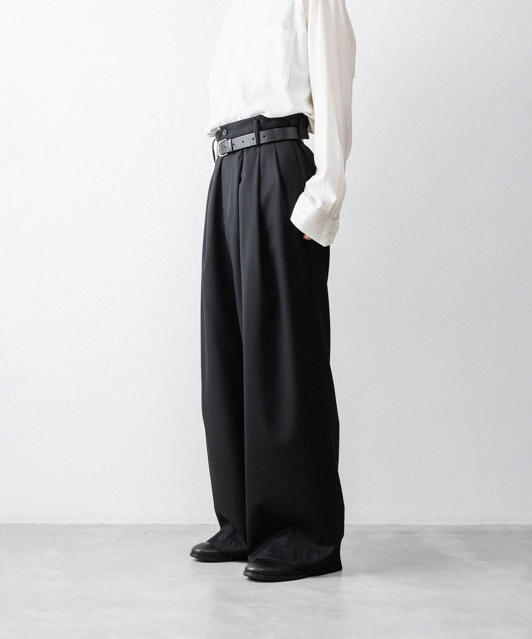 nakedgauge(ネイキッドゲージ)のWOOL GABARDINE 3PLEAT WIDE SLACKS - BLACKの公式通販サイトsession福岡セレクトショップ