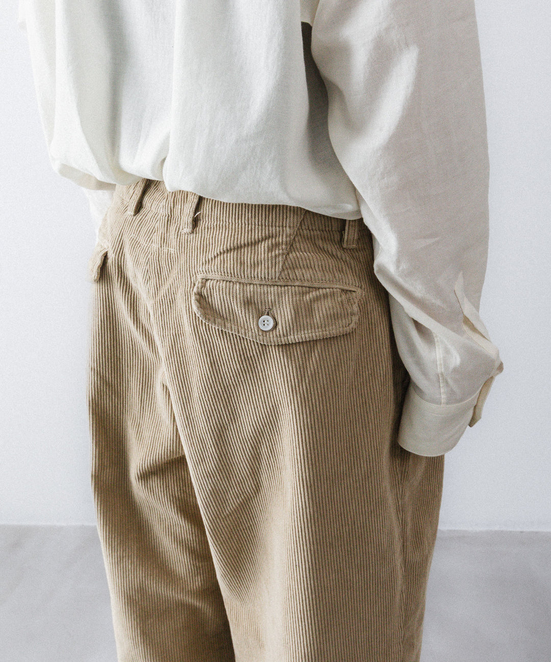 【concause】 CORDUROY WIDE TAPERED SLACKS - BEIGE