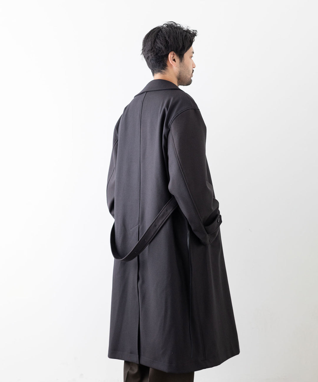 stein(シュタイン)の23AWコレクションOVERESIZED DOUBLE BREASTED COATのDARK CHARCOAL