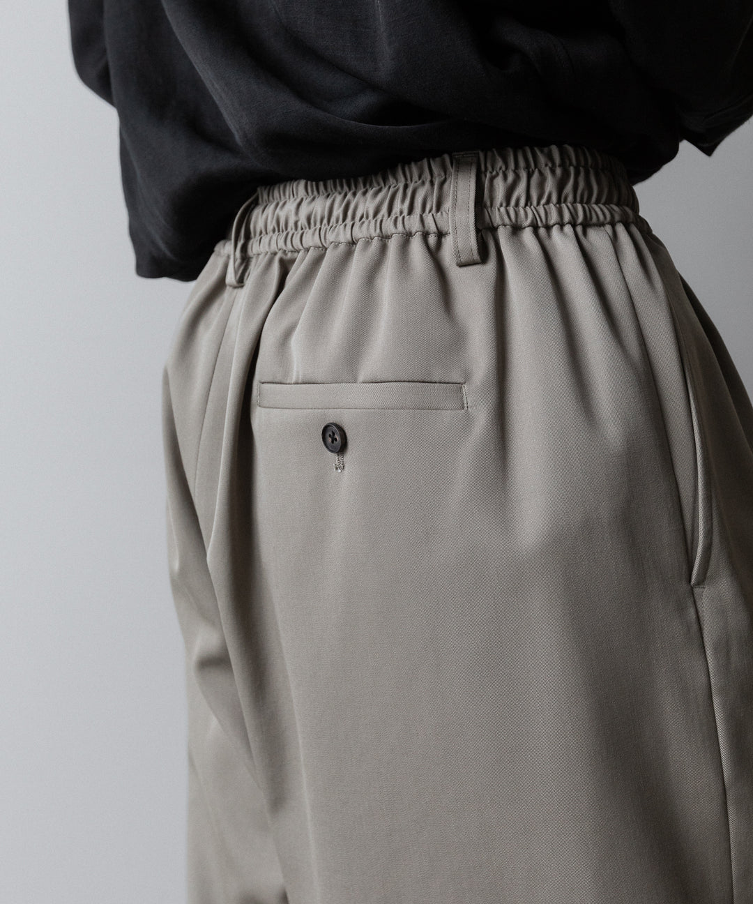 ssstein(シュタイン)の WIDE EASY SHORT TROUSERS(2/90 WOOL GABARDINE) - TAUPE BEIGEの公式通販サイトsession福岡セレクトショップ
