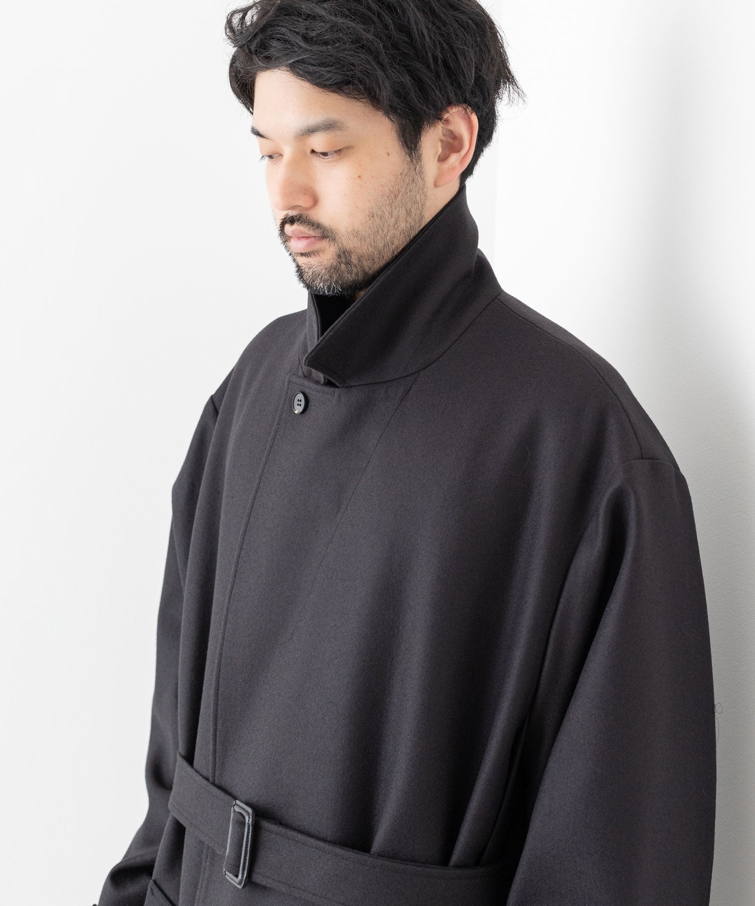 stein(シュタイン)の23AWコレクションOVERSIZED LAYERED SINGLE COATのDARK CHARCOAL