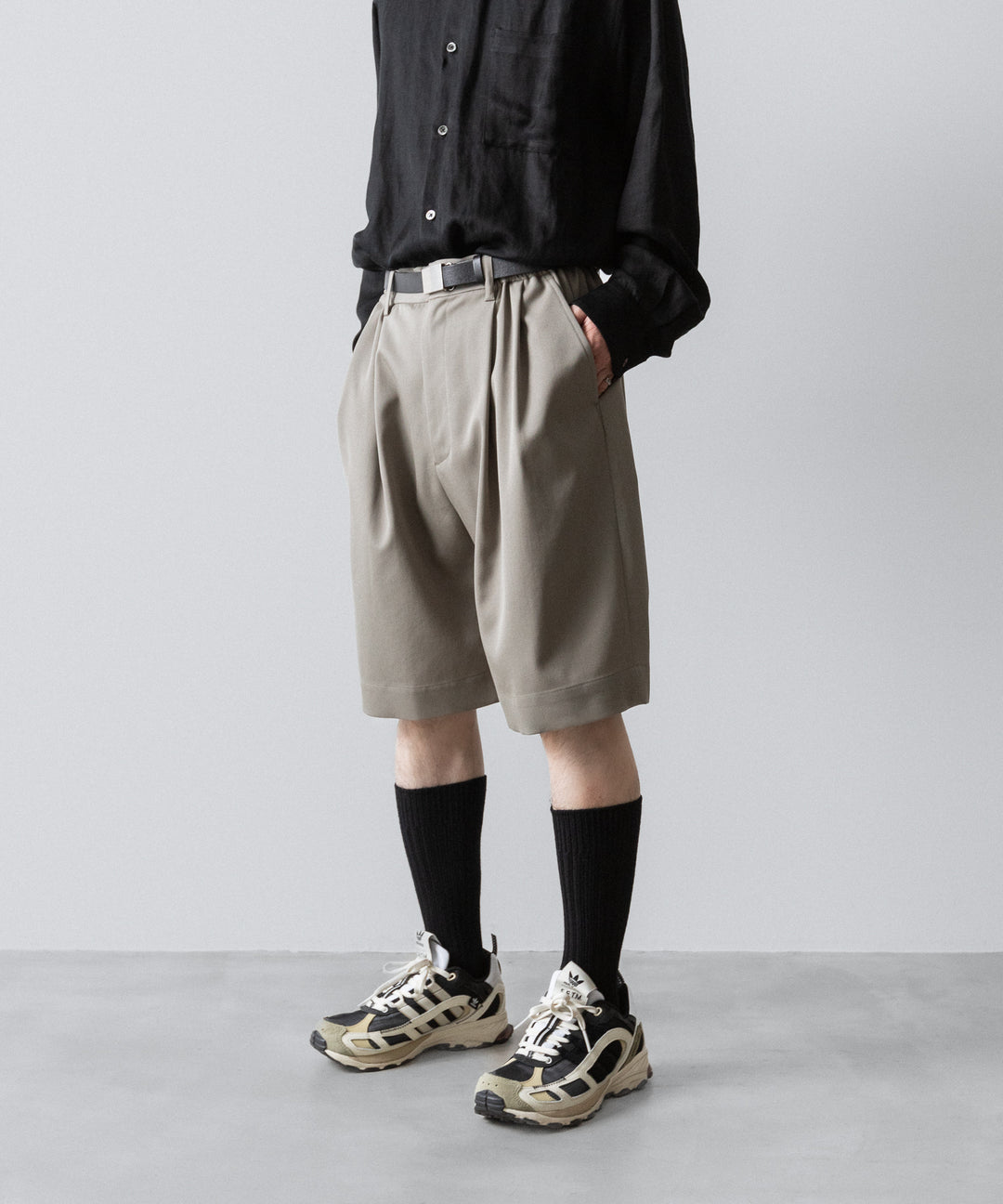 ssstein(シュタイン)の WIDE EASY SHORT TROUSERS(2/90 WOOL GABARDINE) - TAUPE BEIGEの公式通販サイトsession福岡セレクトショップ