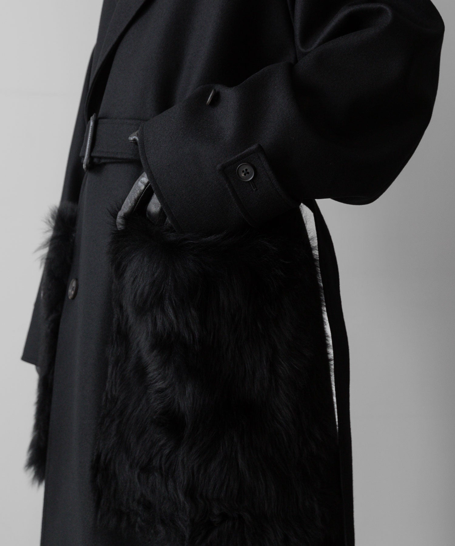 【ssstein】OVERSIZED POCKET COAT (POCKET FUR) - BLACK