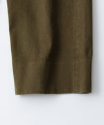 画像をギャラリービューアに読み込む, 【INTÉRIM】   HEAVY PIMA TWILL  BELTED MIL BAGGY TROUSER - ARMY GREEN
