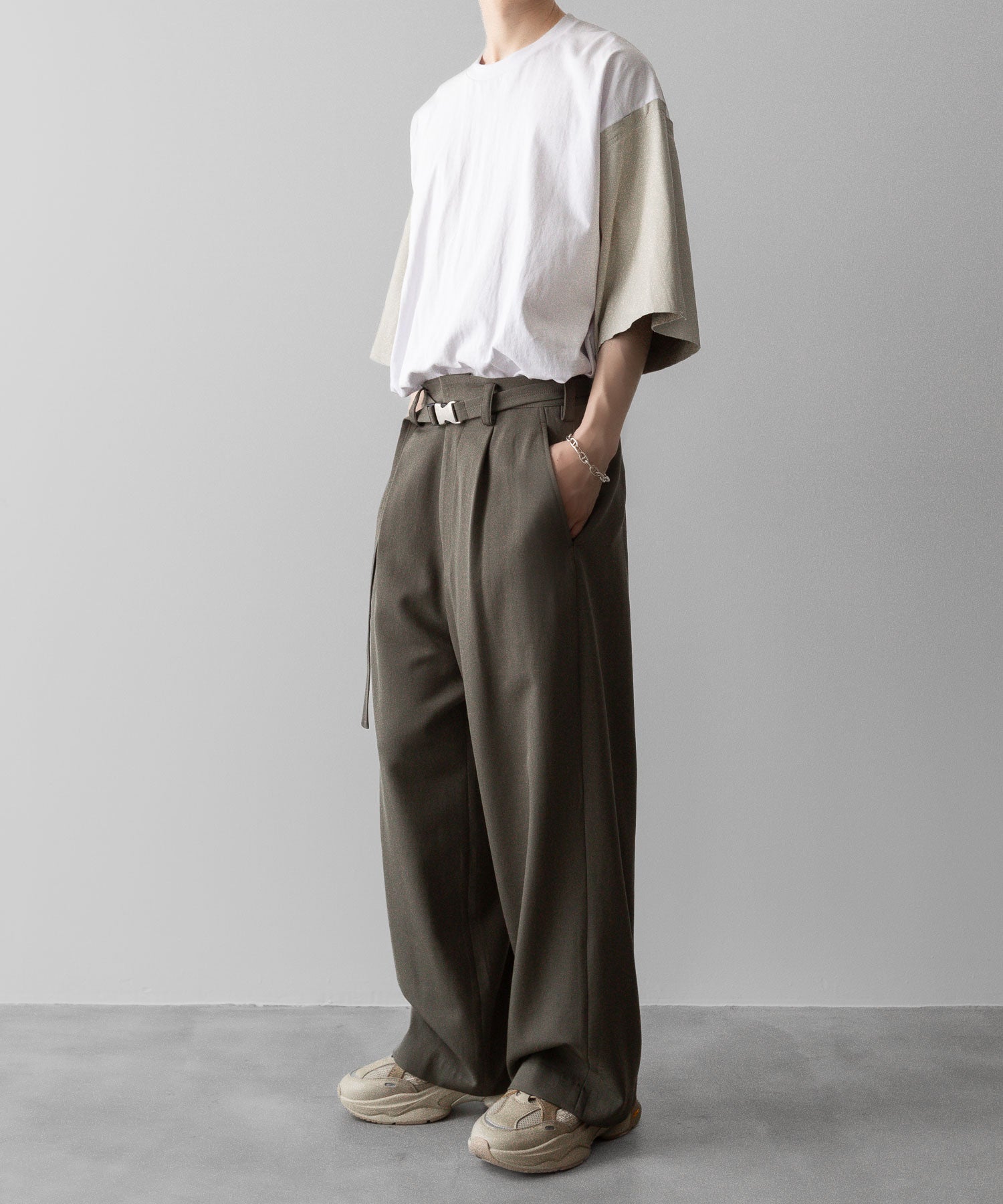 UJOH ウジョーのBELTED WIDE STRAIGHT PNT MOSS GRAYの公式通販サイトsession福岡セレクトショップ