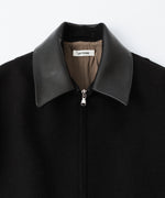 画像をギャラリービューアに読み込む, INTÉRIM - インテリムの HEAVY PURE WOOL NATTÉ WEAVE DEAD STOCK LEATHER COLLAR HARRINGTON JACKETのBLACK公式通販サイトsession福岡セレクトショップ
