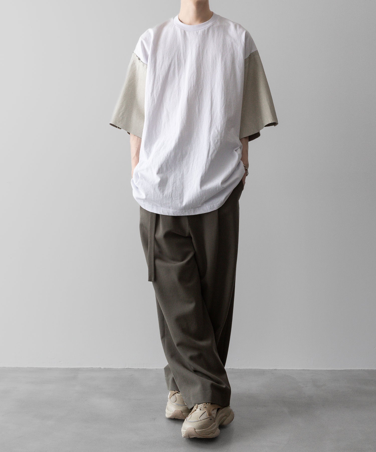 UJOH ウジョーのBELTED WIDE STRAIGHT PNT MOSS GRAYの公式通販サイトsession福岡セレクトショップ