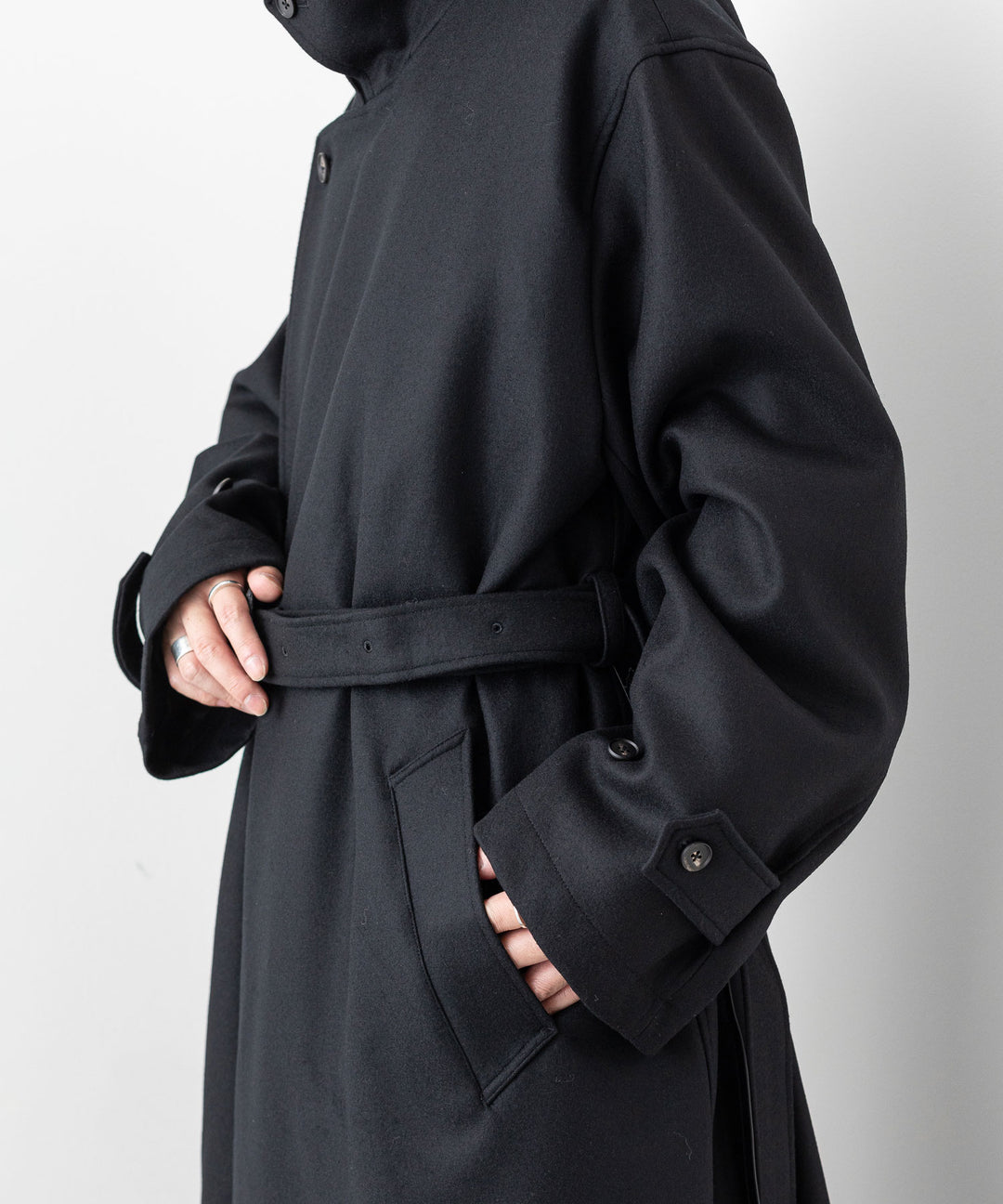 stein(シュタイン)の23AWコレクションのOVERESIZED DOUBLE BREASTED COATのBLACK