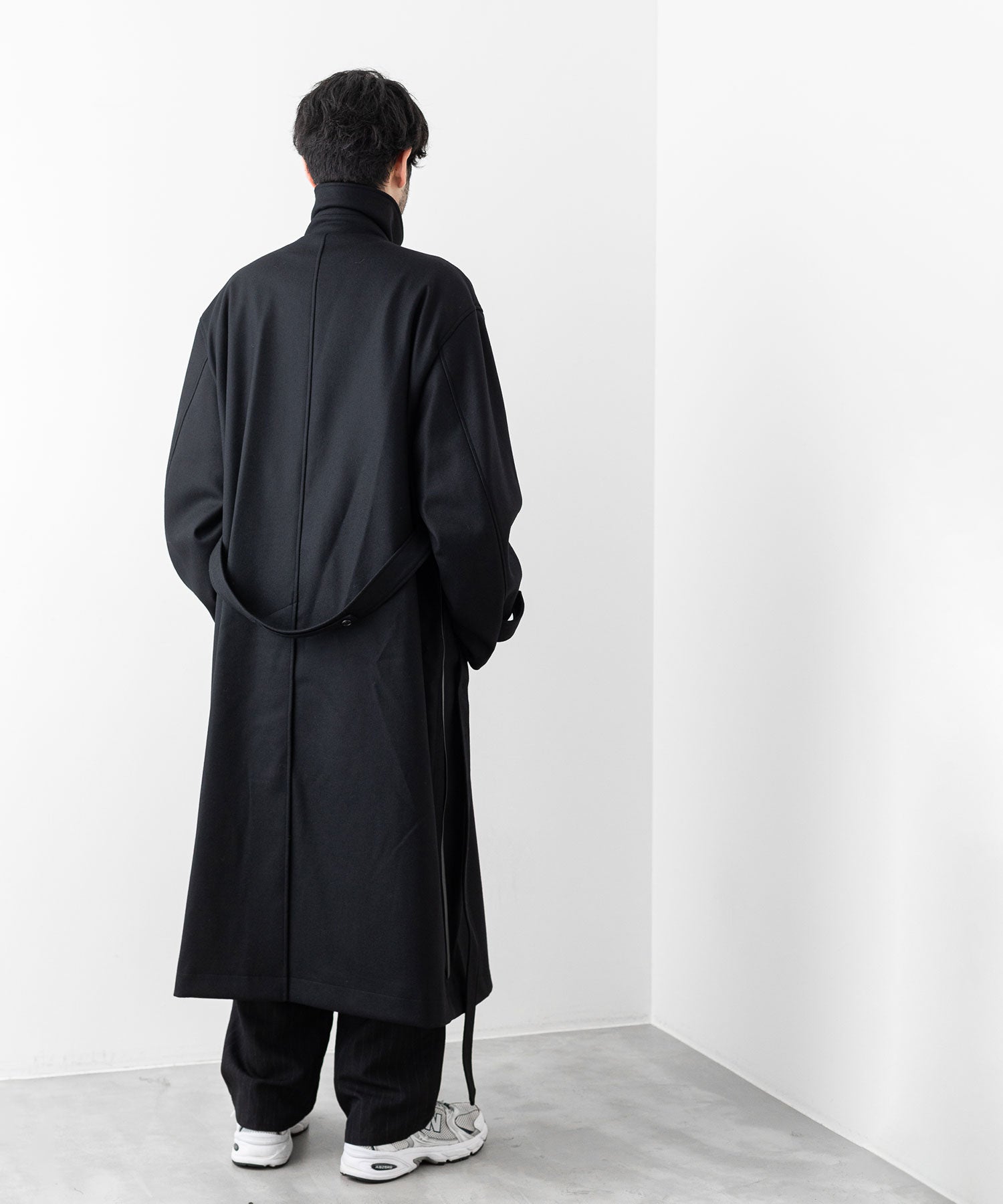 stein(シュタイン)の23AWコレクションのOVERESIZED DOUBLE BREASTED COATのBLACK