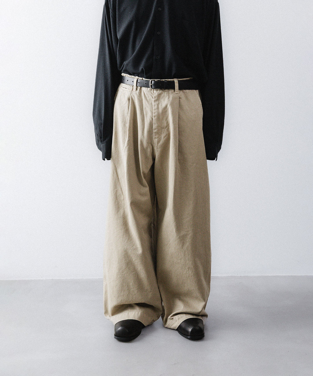 【concause】 WIDE WORK TROUSERS - BEIGE