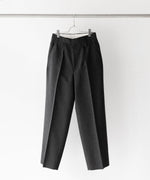 画像をギャラリービューアに読み込む, 【INTÉRIM】HERRING BONE WOOL SUITING 1-TUCK WIDE TAPERED SLACKS - BLACK
