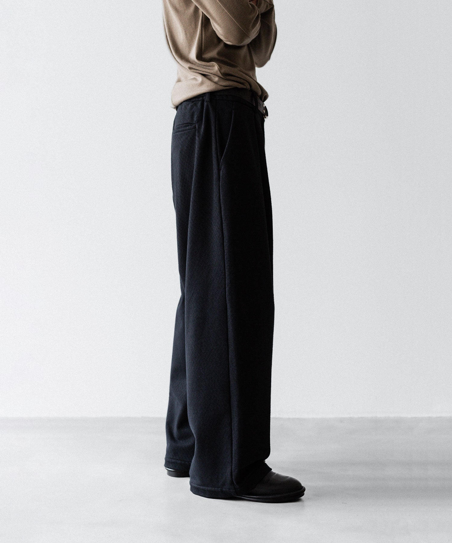 KANEMASA PHIL.】36G NEEDLE PUNCH WIDE SLACKS - BLACK | 公式通販
