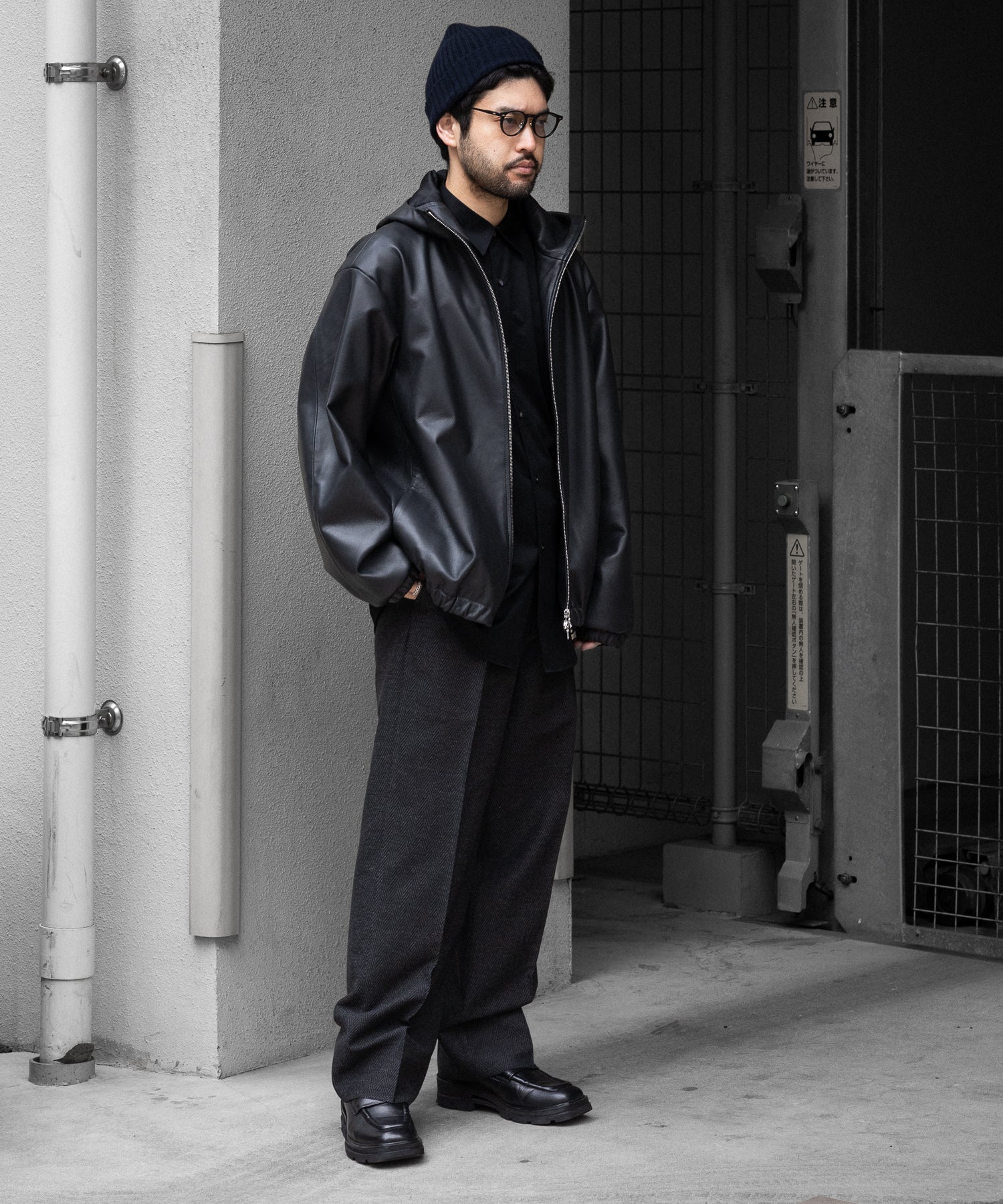 【INTÉRIM】HERRING BONE WOOL SUITING 1-TUCK WIDE TAPERED SLACKS - BLACK