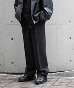 画像をギャラリービューアに読み込む, 【INTÉRIM】HERRING BONE WOOL SUITING 1-TUCK WIDE TAPERED SLACKS - BLACK
