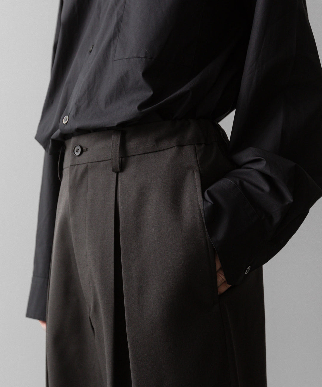 ssstein(シュタイン)の24AWコレクション EASY WIDE TROUSERS (2/72 WOOL GABARDINE) - GREY KHAKI 公式通販サイトsession福岡セレクトショップ