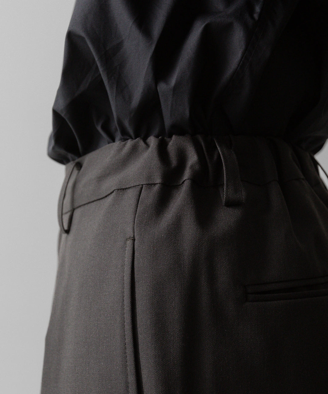 ssstein(シュタイン)の24AWコレクション EASY WIDE TROUSERS (2/72 WOOL GABARDINE) - GREY KHAKI 公式通販サイトsession福岡セレクトショップ