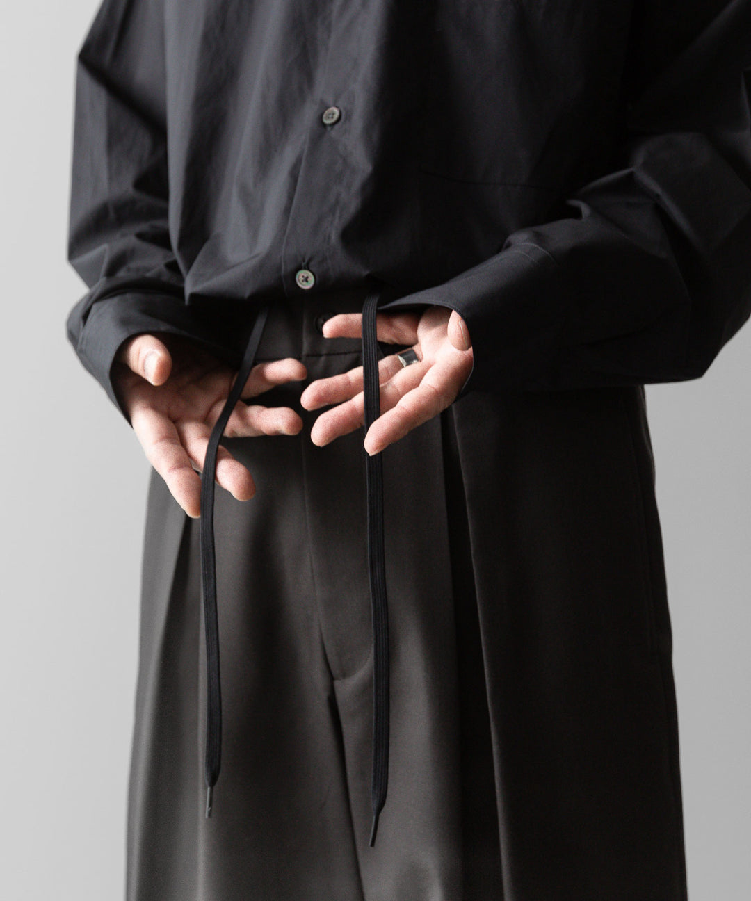 ssstein(シュタイン)の24AWコレクション EASY WIDE TROUSERS (2/72 WOOL GABARDINE) - GREY KHAKI 公式通販サイトsession福岡セレクトショップ