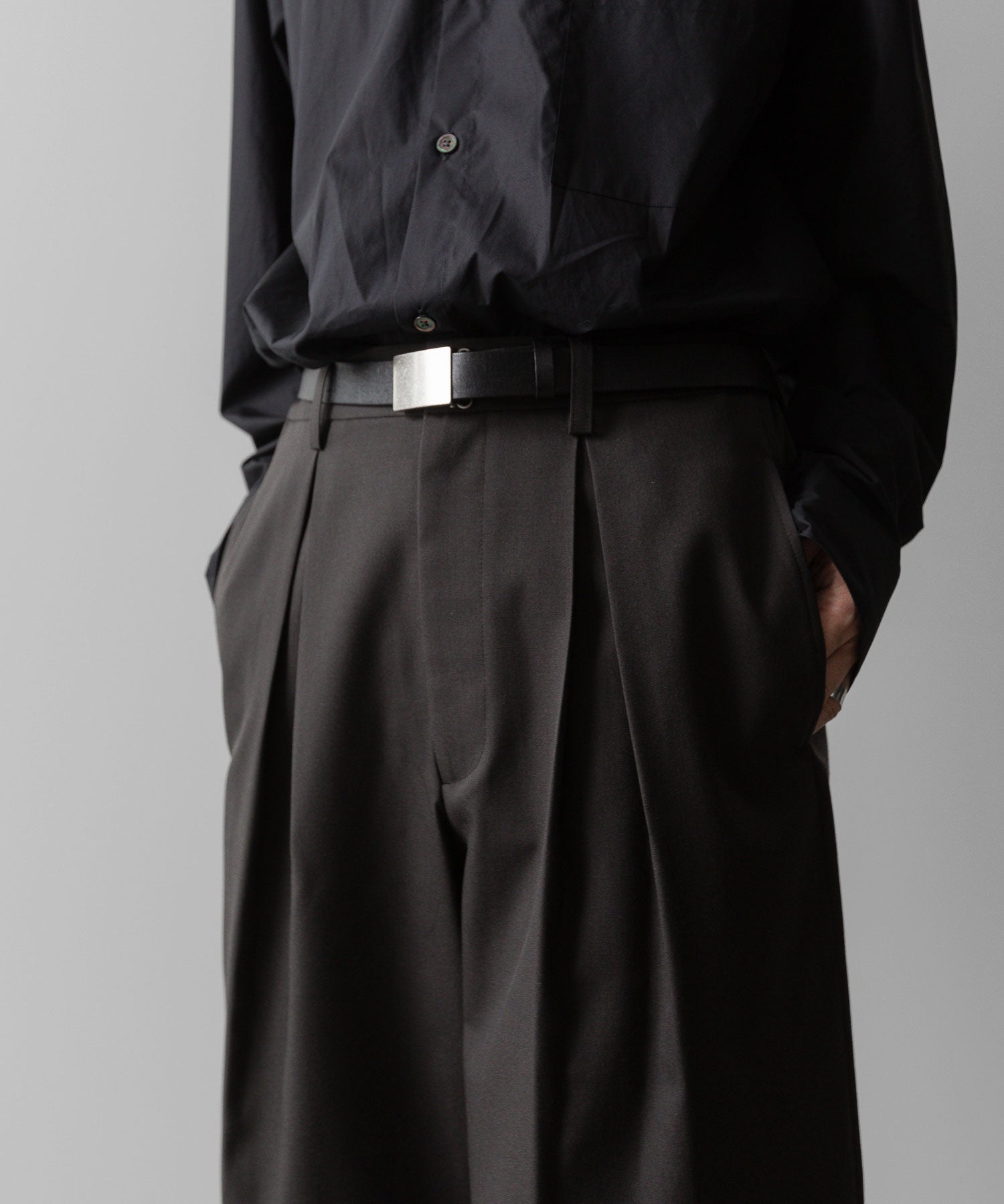 ssstein(シュタイン)の24AWコレクション EASY WIDE TROUSERS (2/72 WOOL GABARDINE) - GREY KHAKI 公式通販サイトsession福岡セレクトショップ