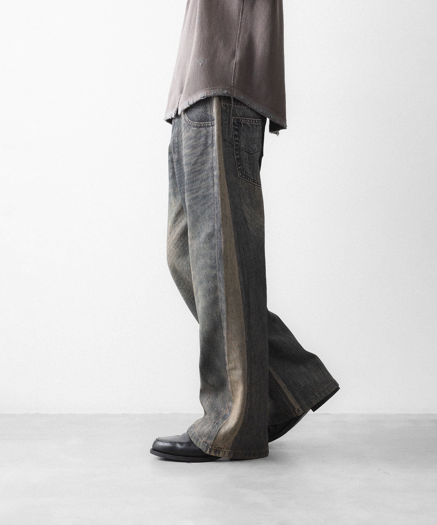 CODA / コーダ】GREY ACID WASH DUAL EXPOSURE BREAK CUT FLARED JEANS