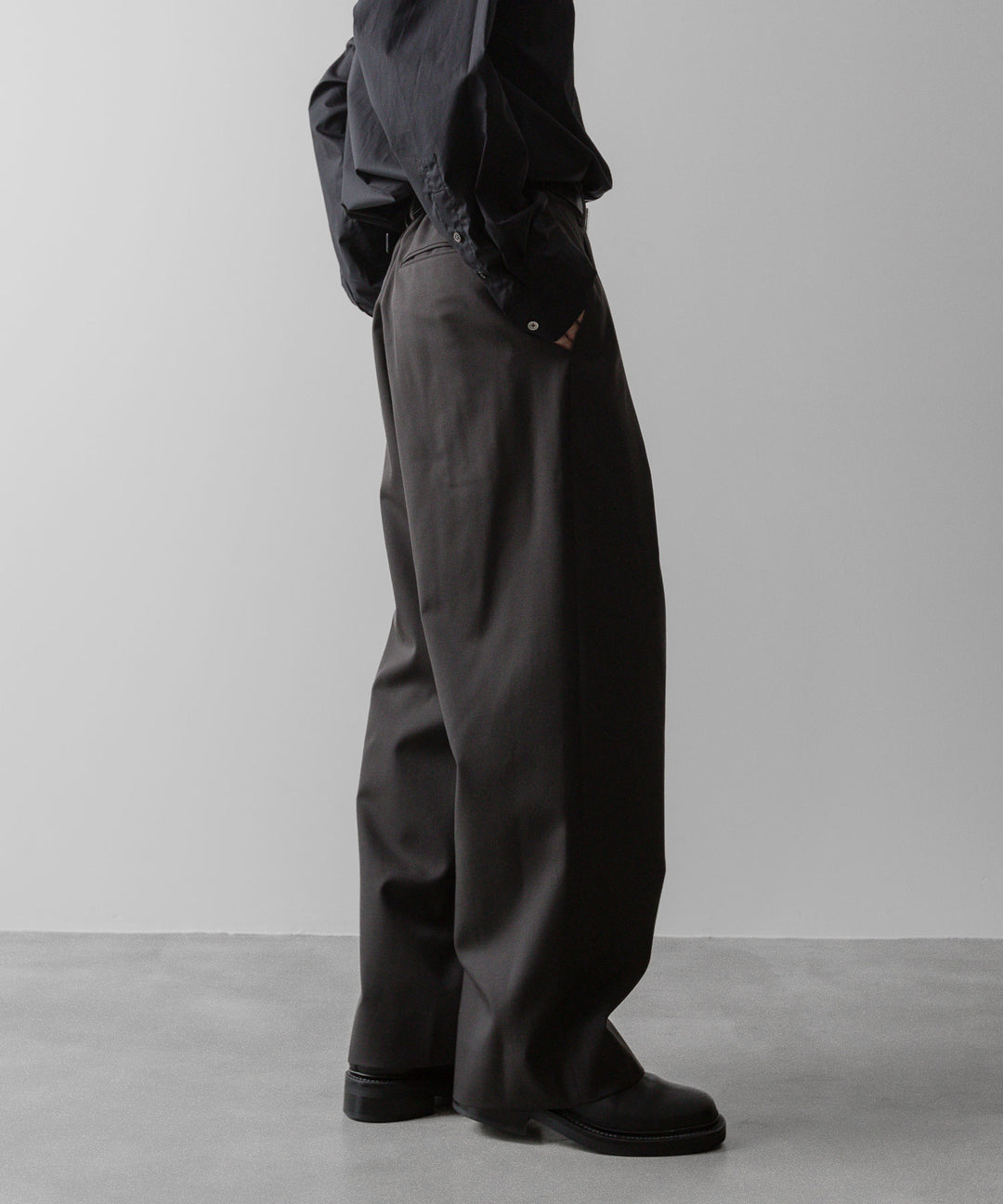 ssstein(シュタイン)の24AWコレクション EASY WIDE TROUSERS (2/72 WOOL GABARDINE) - GREY KHAKI 公式通販サイトsession福岡セレクトショップ