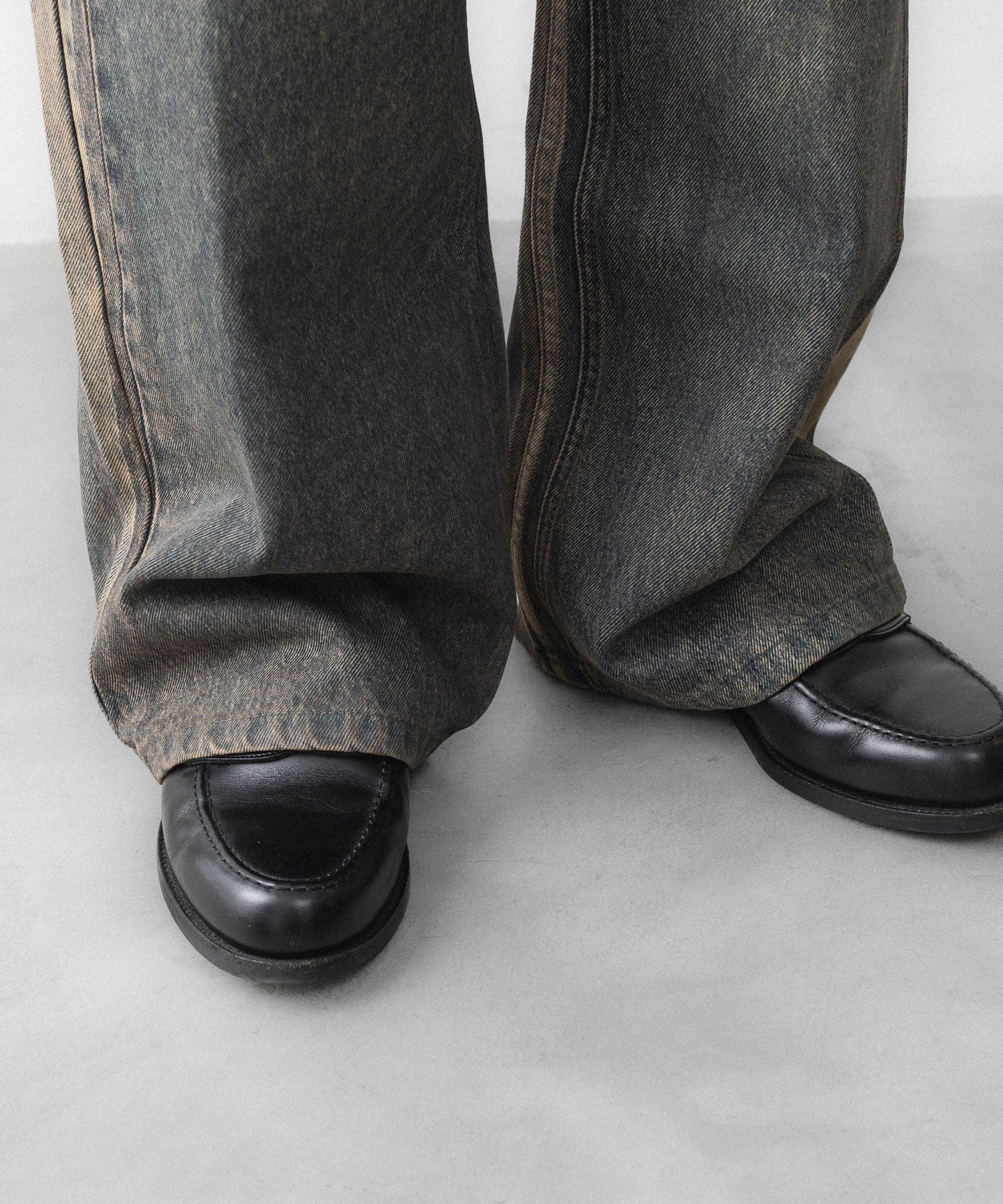 CODA / コーダ】GREY ACID WASH DUAL EXPOSURE BREAK CUT FLARED JEANS