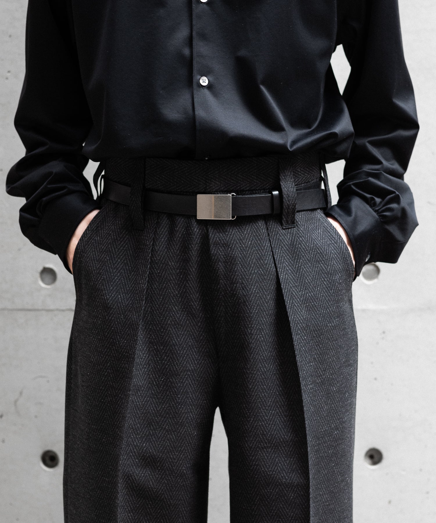 【INTÉRIM】HERRING BONE WOOL SUITING 1-TUCK WIDE TAPERED SLACKS - BLACK