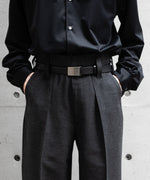 画像をギャラリービューアに読み込む, 【INTÉRIM】HERRING BONE WOOL SUITING 1-TUCK WIDE TAPERED SLACKS - BLACK
