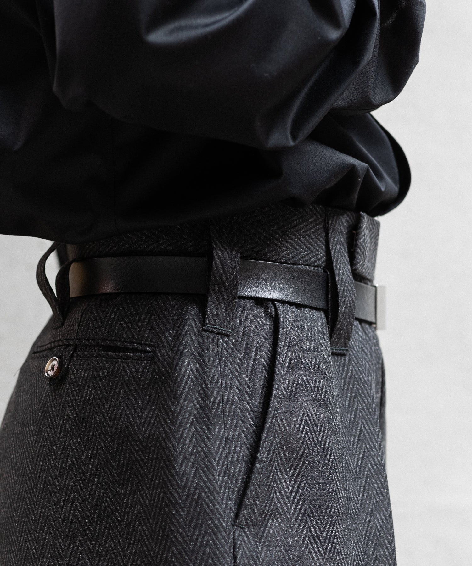 【INTÉRIM】HERRING BONE WOOL SUITING 1-TUCK WIDE TAPERED SLACKS - BLACK