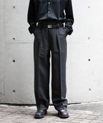 画像をギャラリービューアに読み込む, 【INTÉRIM】HERRING BONE WOOL SUITING 1-TUCK WIDE TAPERED SLACKS - BLACK
