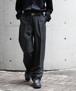 画像をギャラリービューアに読み込む, 【INTÉRIM】HERRING BONE WOOL SUITING 1-TUCK WIDE TAPERED SLACKS - BLACK
