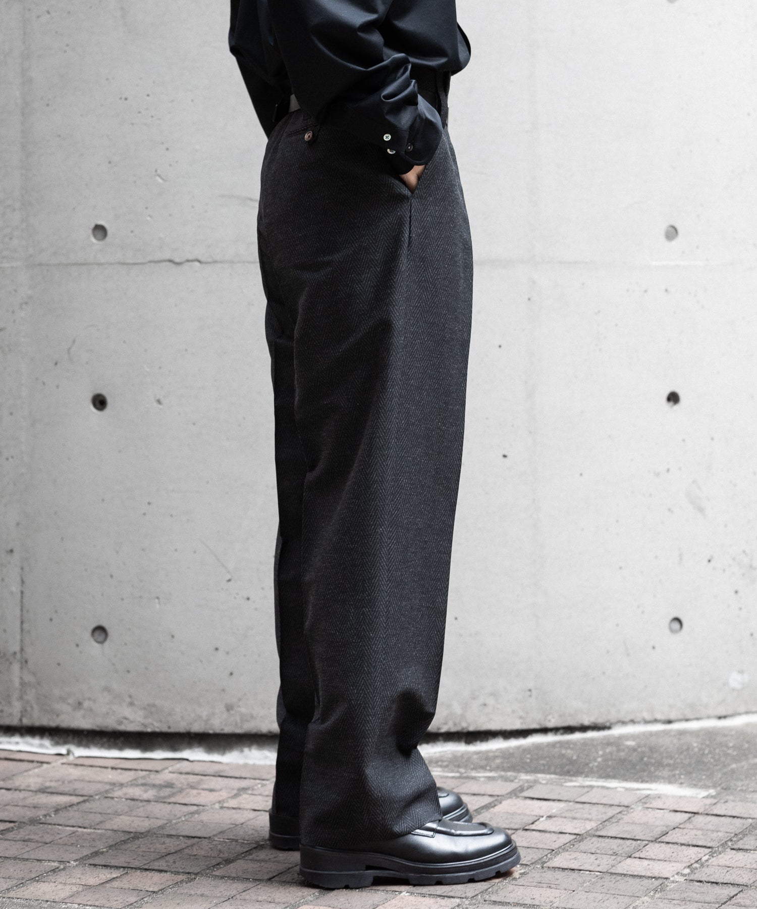 【INTÉRIM】HERRING BONE WOOL SUITING 1-TUCK WIDE TAPERED SLACKS - BLACK