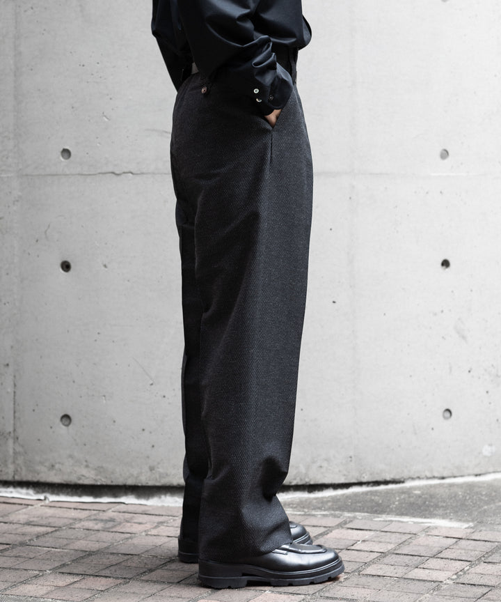 【INTÉRIM】HERRING BONE WOOL SUITING 1-TUCK WIDE TAPERED SLACKS - BLACK