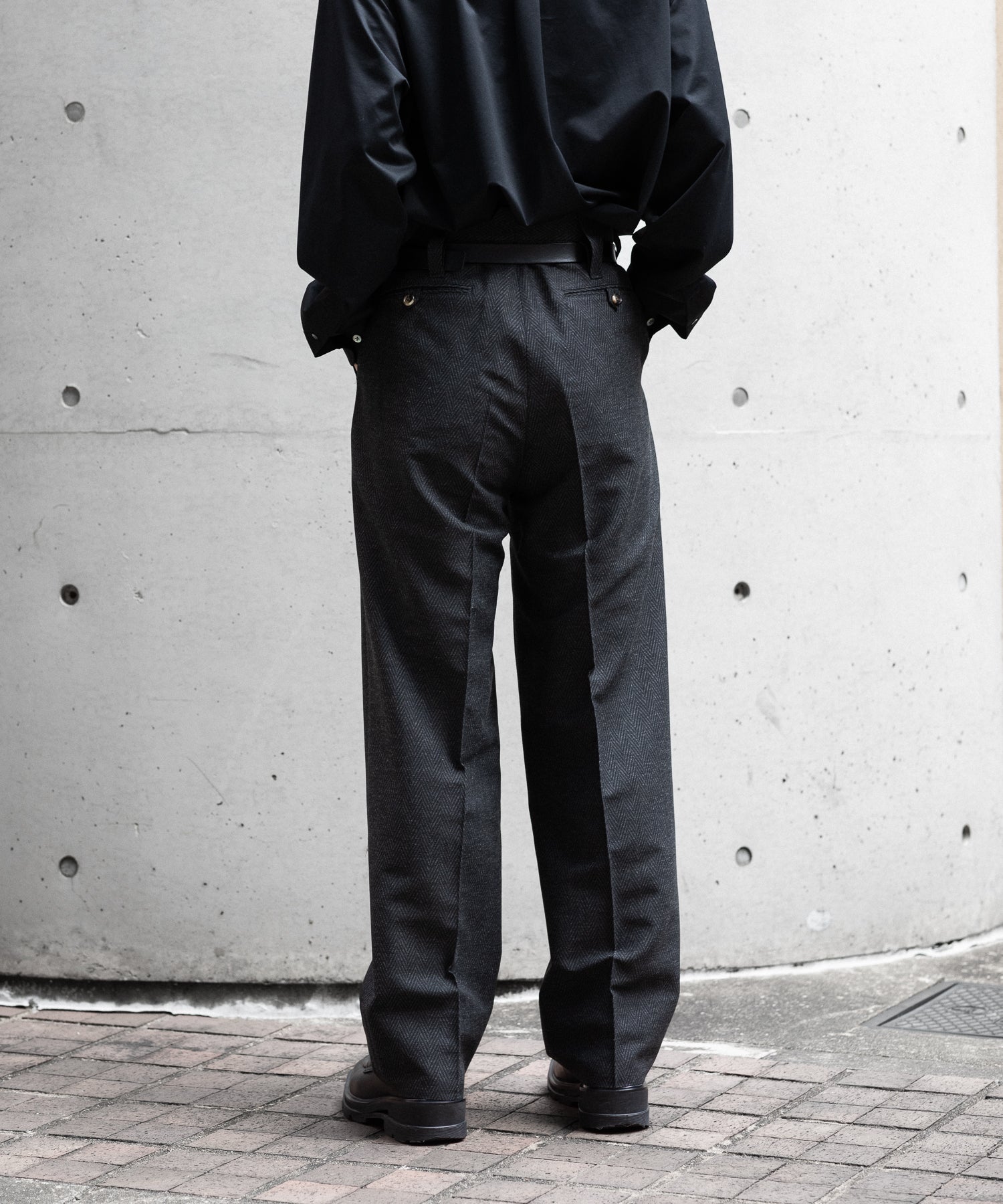 【INTÉRIM】HERRING BONE WOOL SUITING 1-TUCK WIDE TAPERED SLACKS - BLACK