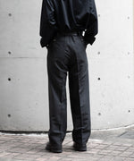 画像をギャラリービューアに読み込む, 【INTÉRIM】HERRING BONE WOOL SUITING 1-TUCK WIDE TAPERED SLACKS - BLACK
